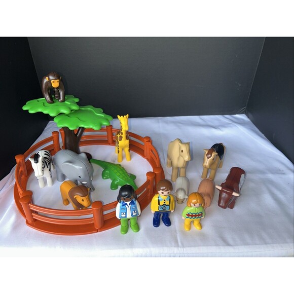 Playmobil Large Zoo 24 Pieces Various Animals, People, Fences, And A Tree - Picture 1 of 5